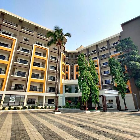 Golden Chariot Hotel Daman Damão Exterior foto