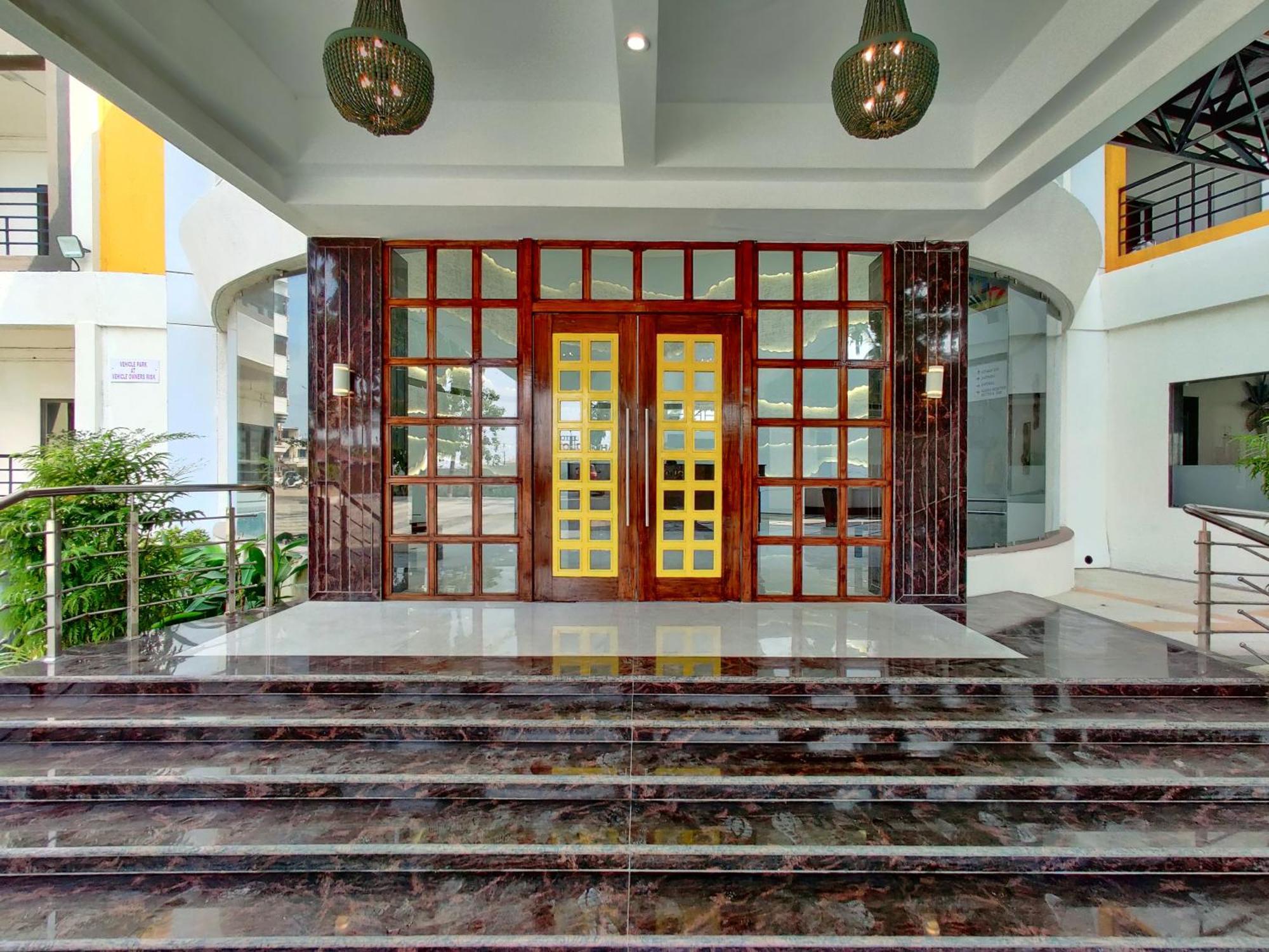Golden Chariot Hotel Daman Damão Exterior foto