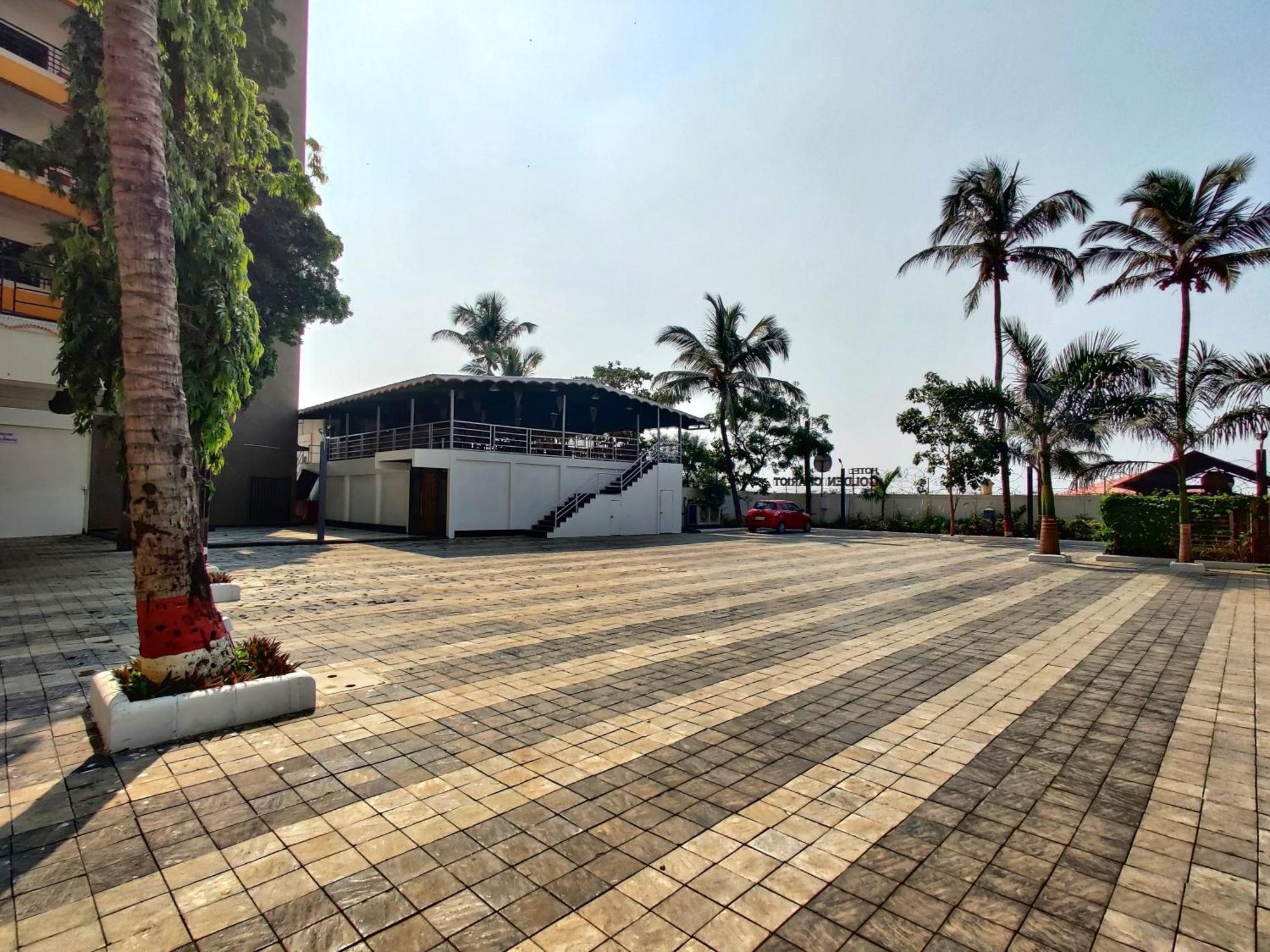 Golden Chariot Hotel Daman Damão Exterior foto
