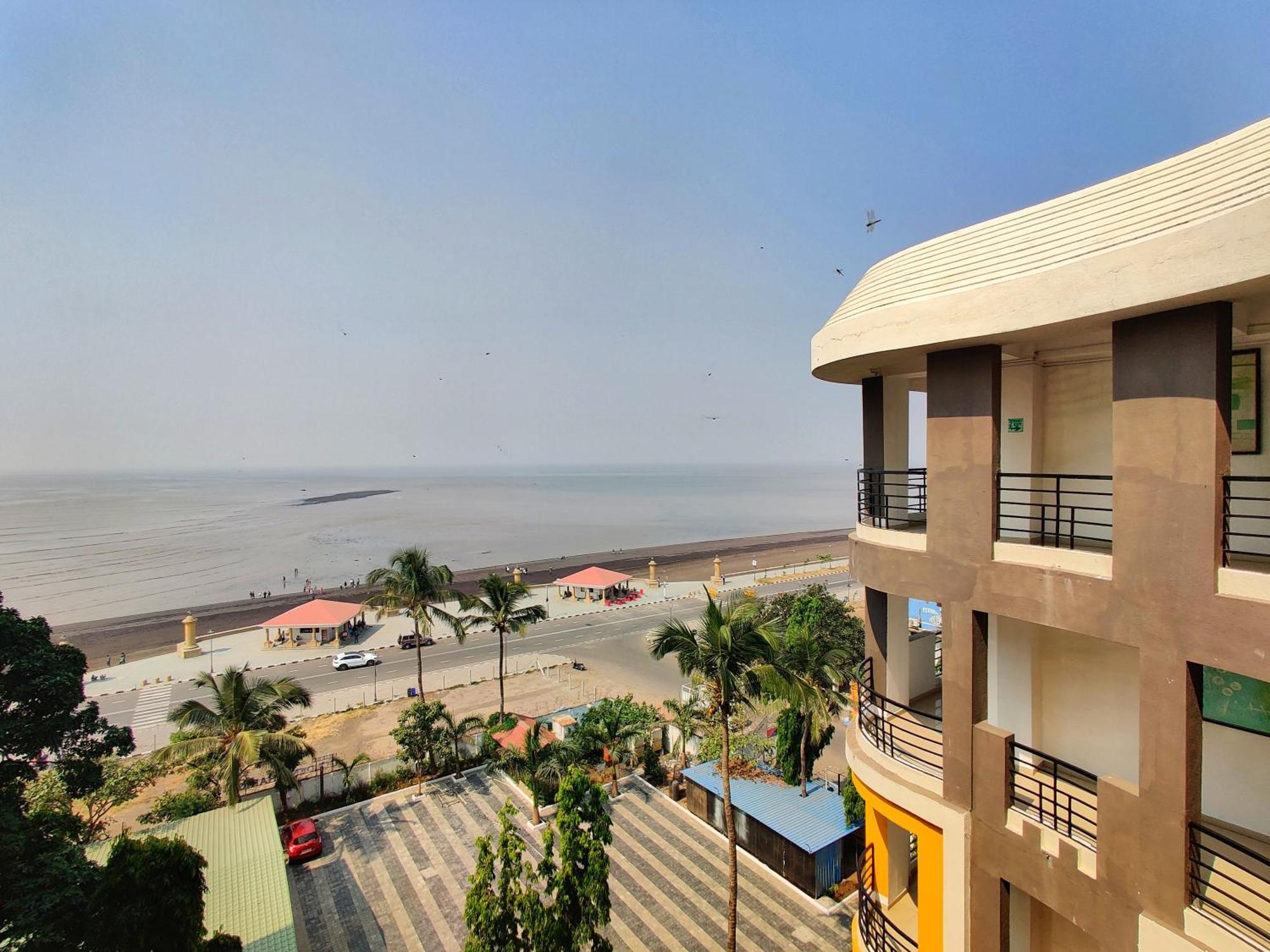Golden Chariot Hotel Daman Damão Exterior foto