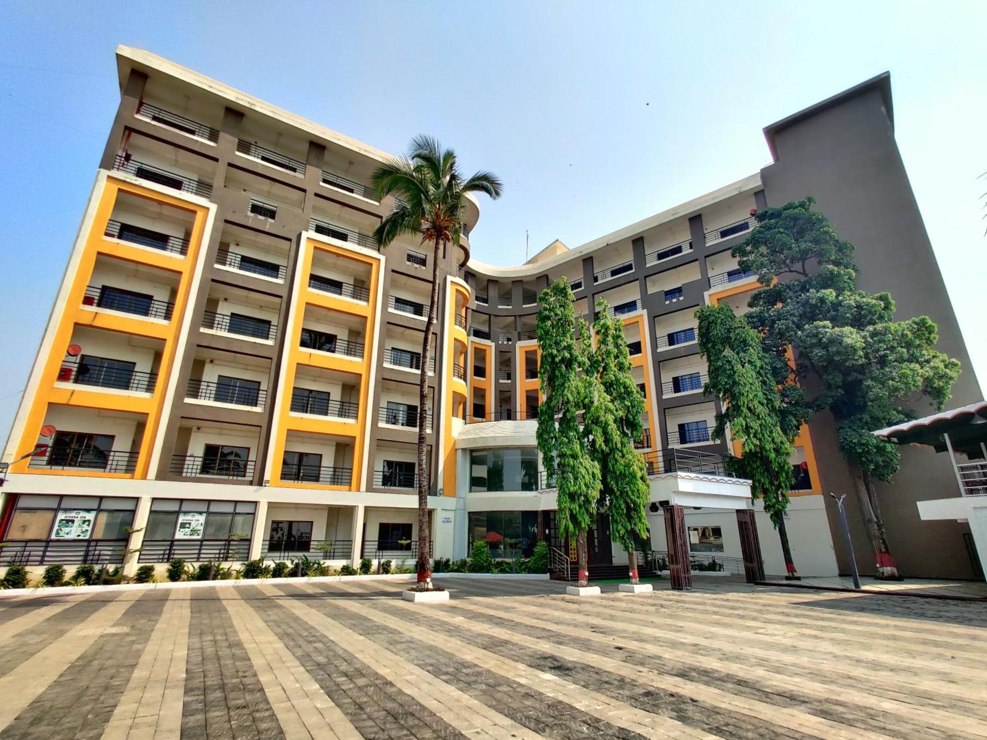 Golden Chariot Hotel Daman Damão Exterior foto