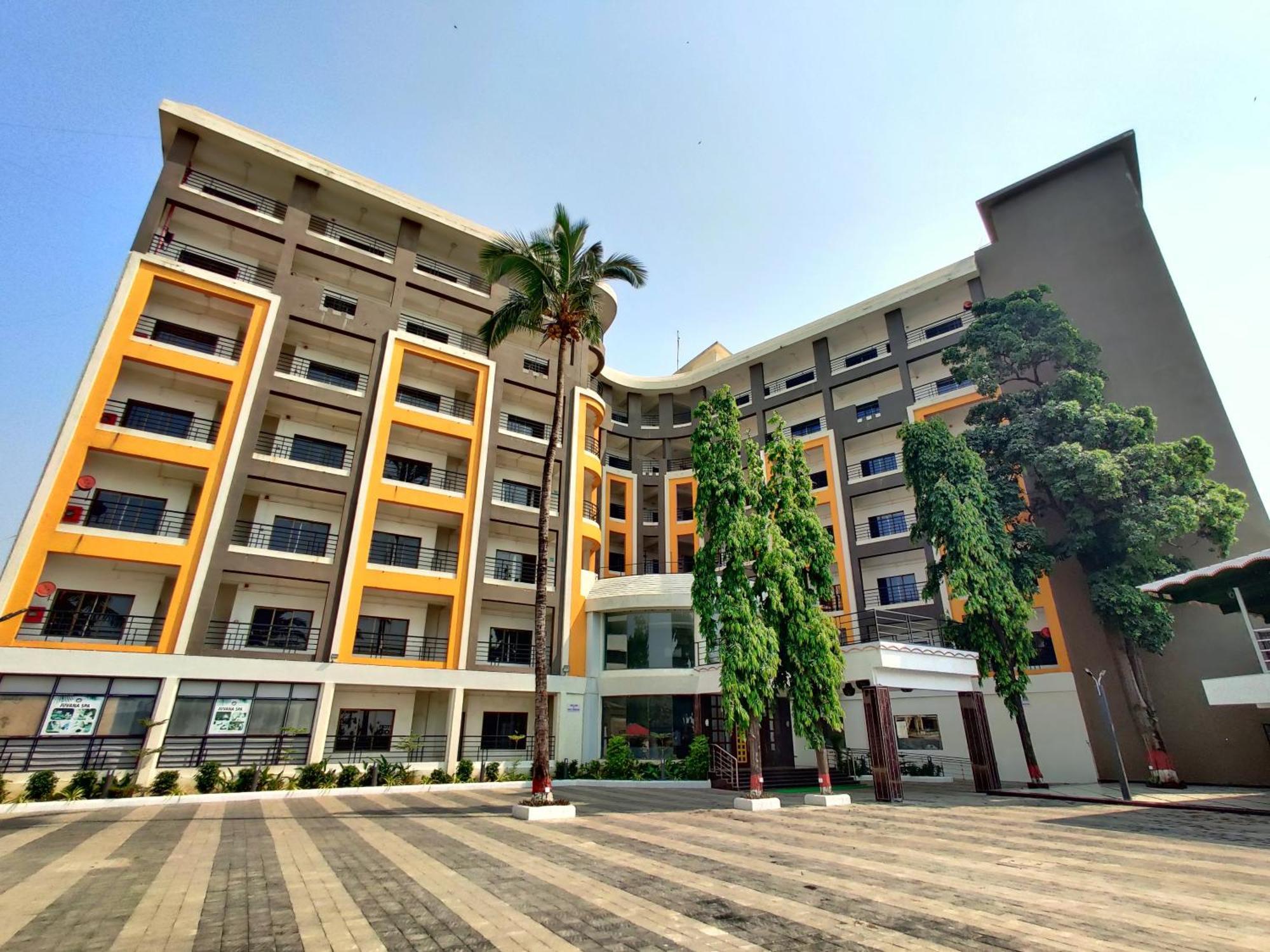Golden Chariot Hotel Daman Damão Exterior foto
