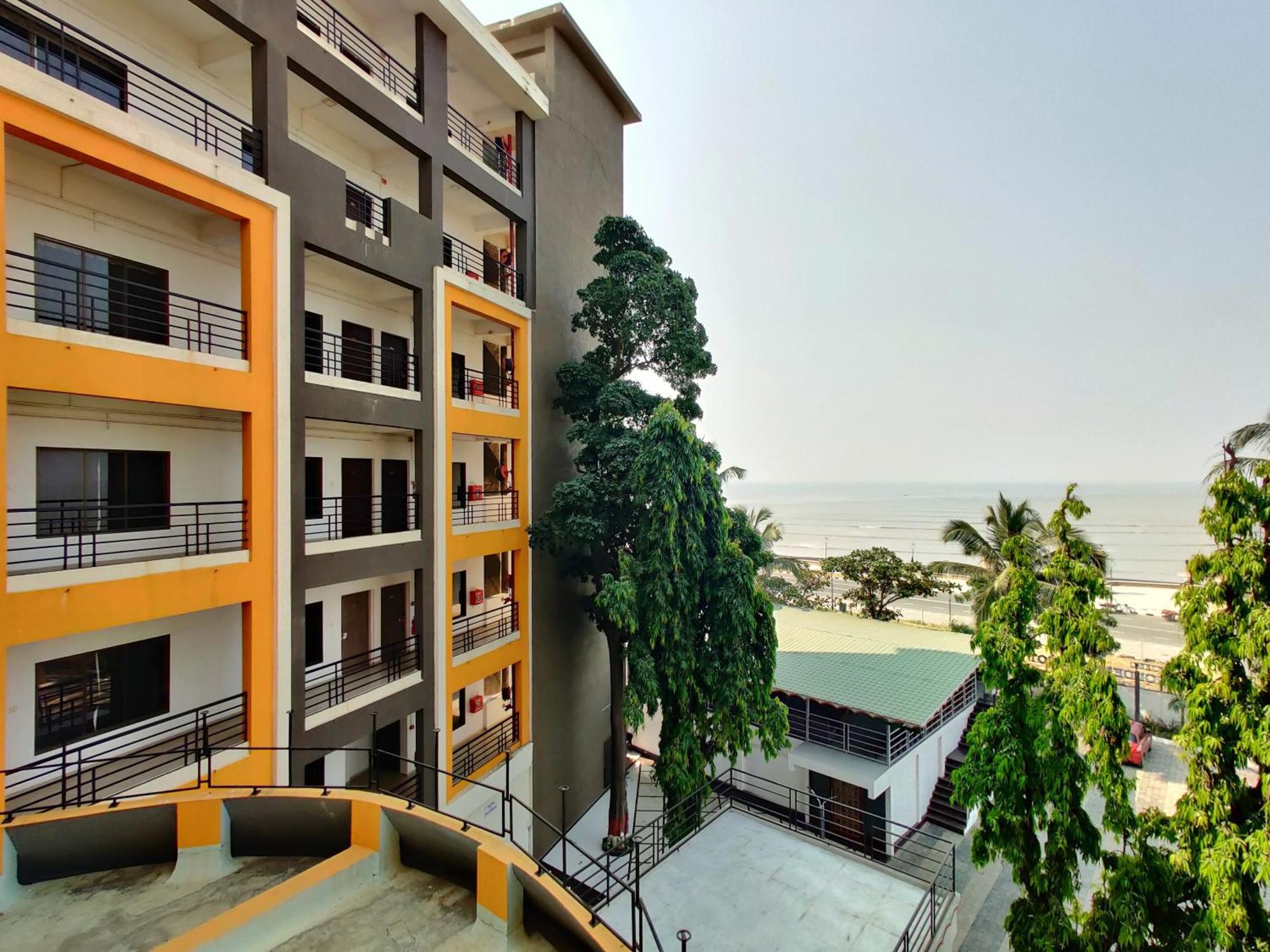 Golden Chariot Hotel Daman Damão Exterior foto