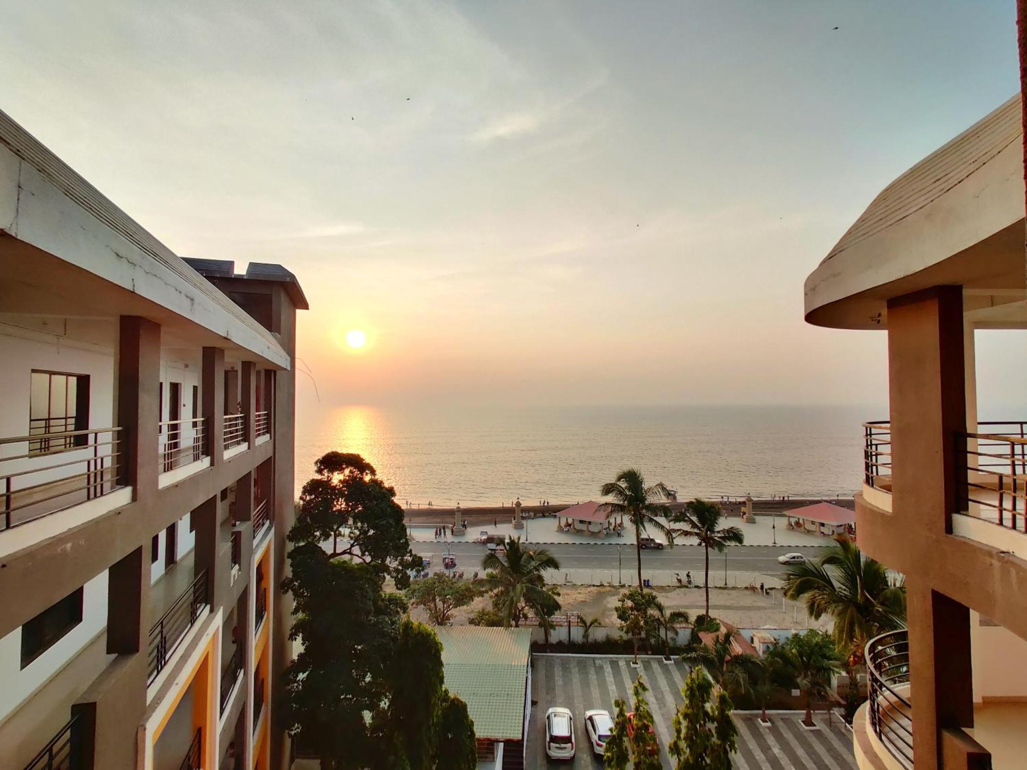 Golden Chariot Hotel Daman Damão Exterior foto