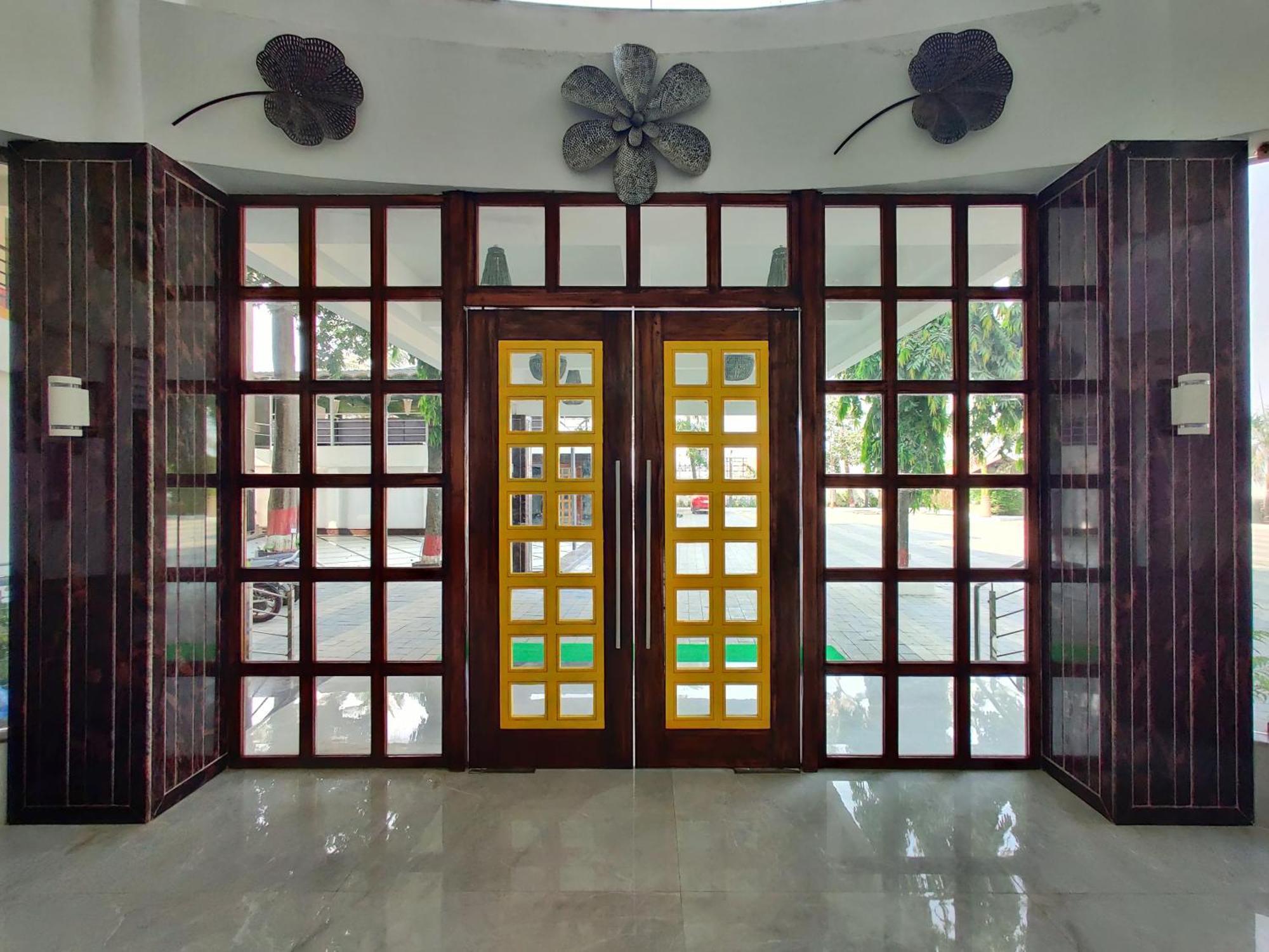 Golden Chariot Hotel Daman Damão Exterior foto