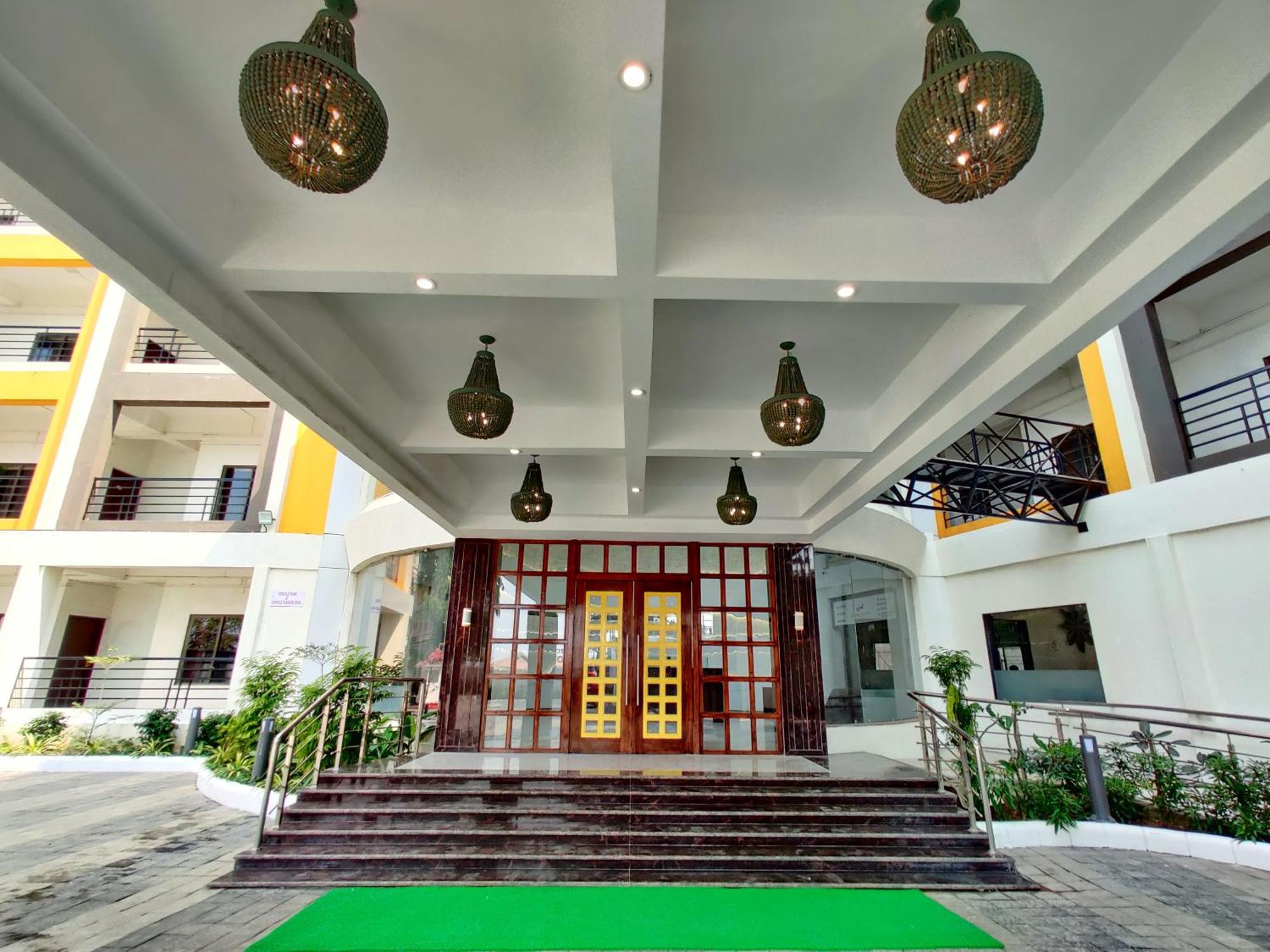 Golden Chariot Hotel Daman Damão Exterior foto