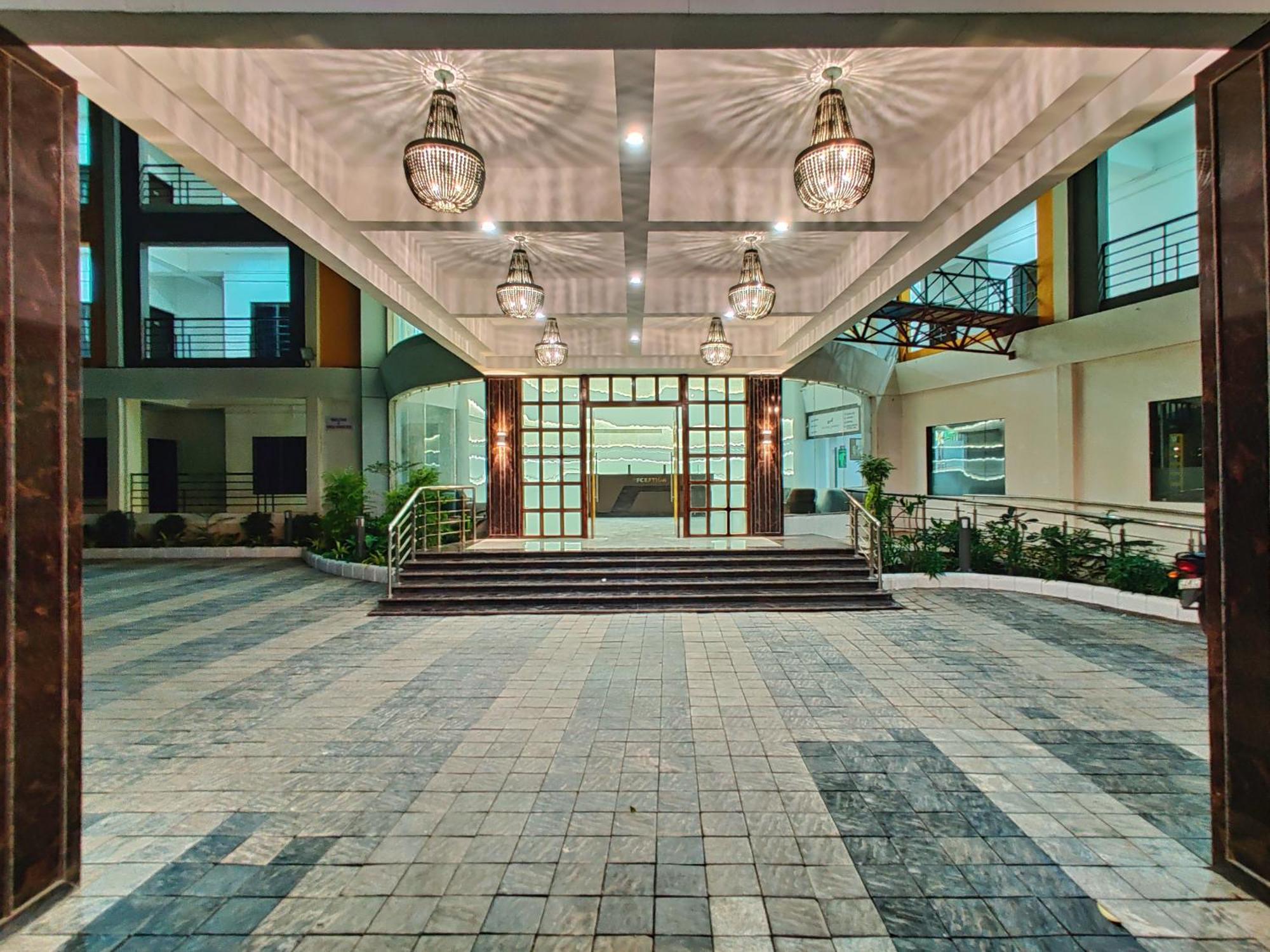 Golden Chariot Hotel Daman Damão Exterior foto
