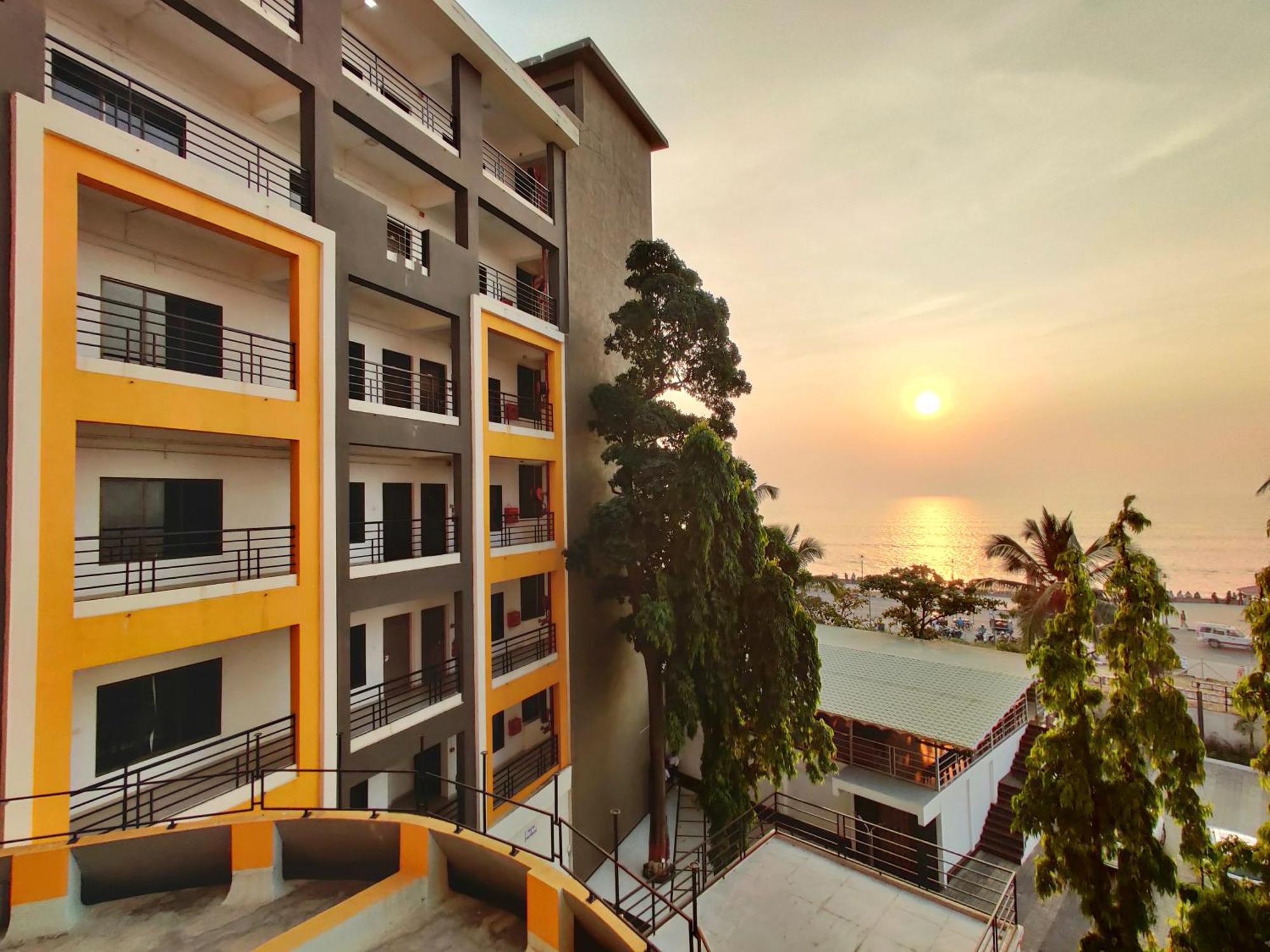 Golden Chariot Hotel Daman Damão Exterior foto