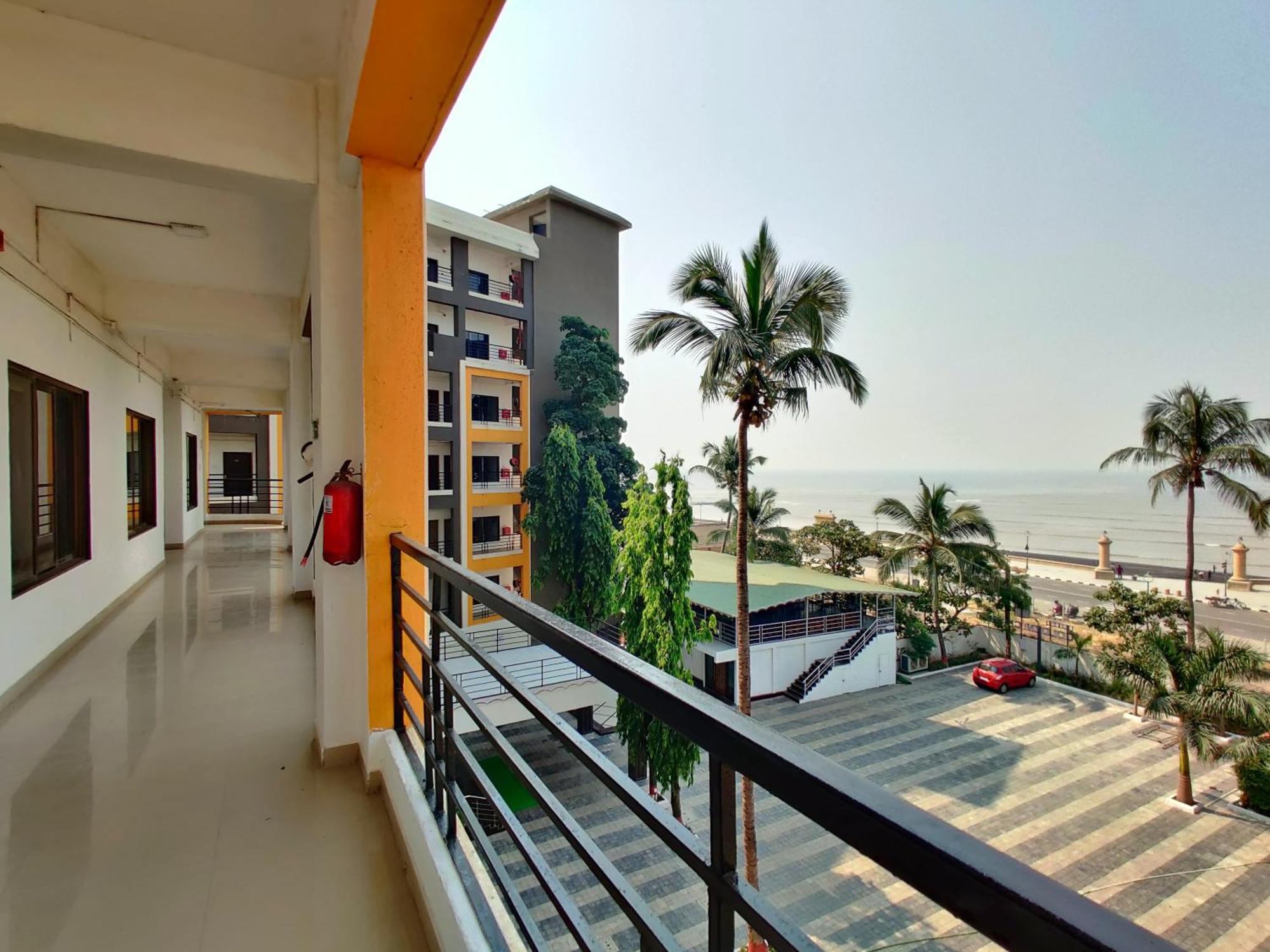 Golden Chariot Hotel Daman Damão Exterior foto