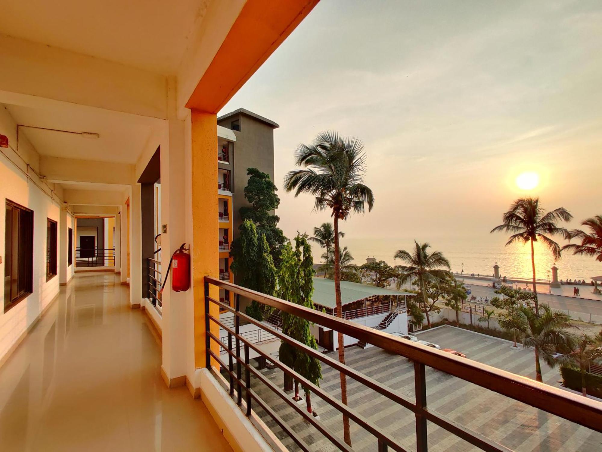 Golden Chariot Hotel Daman Damão Exterior foto