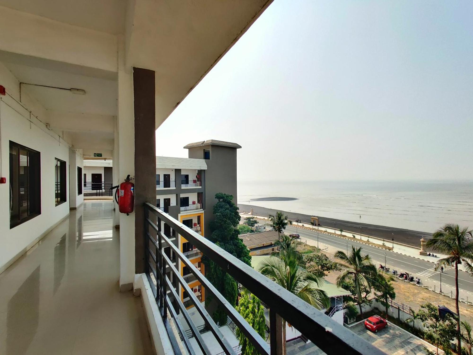 Golden Chariot Hotel Daman Damão Exterior foto