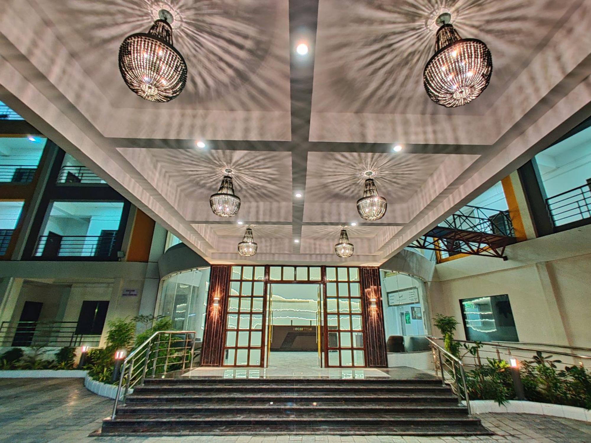 Golden Chariot Hotel Daman Damão Exterior foto